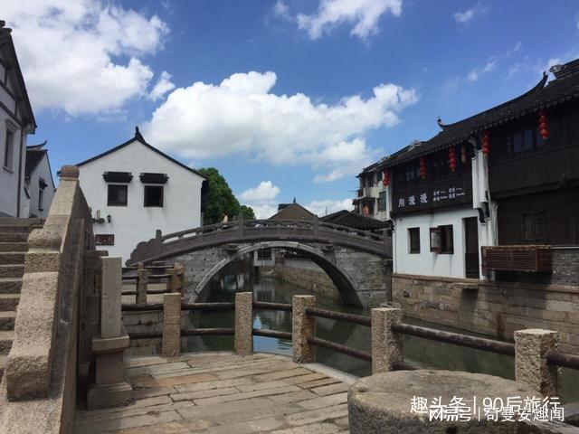 笑脸球的冒险之旅